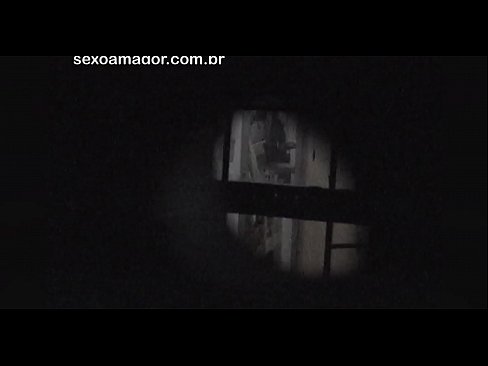 ❤️ Blondie bi dizî ji hêla dengbêjek taxê ve ku li pişt kerpîçên vala veşartiye, vîdyoyek tê kişandin ️ Vîdyoyê seksî li porno ku.serviporno.ru ️❤
